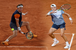 Video tennis Rune - Ruud: Khởi đầu vũ bão, ghi danh bán kết (Roland Garros)