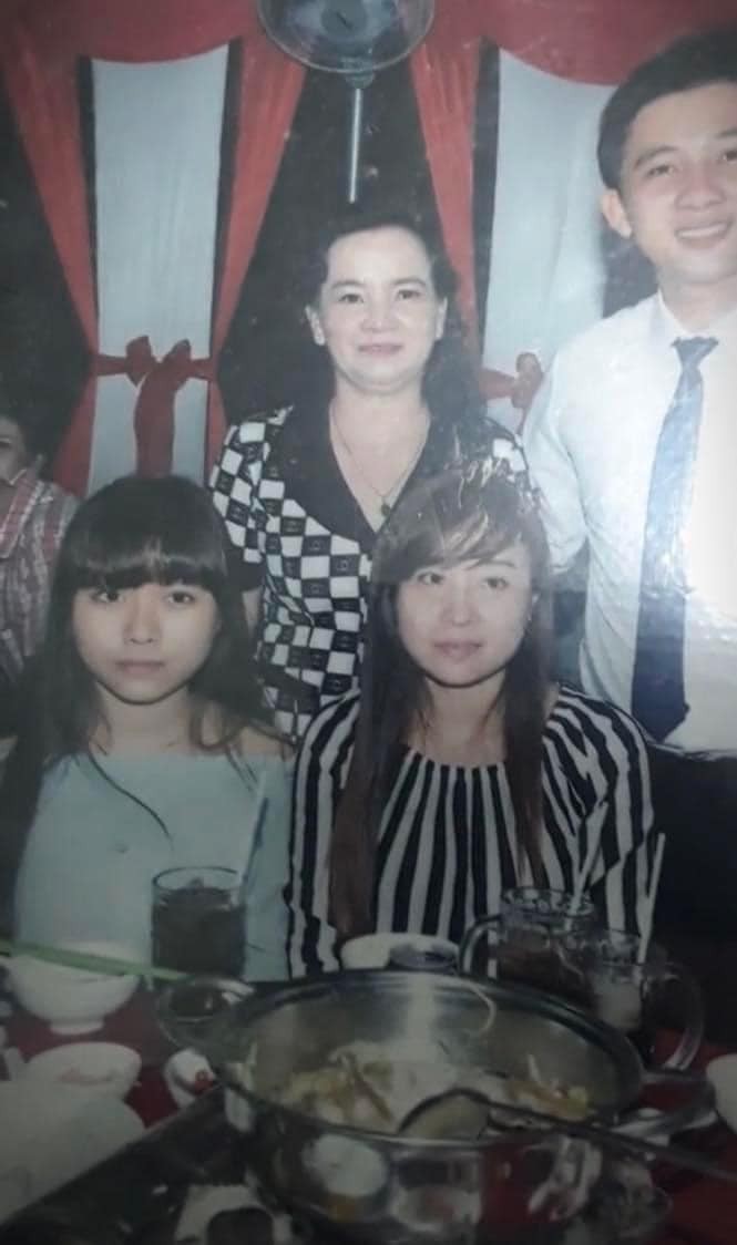 &nbsp;10 năm trước cô gái cùng mẹ dự đám cưới anh hàng xóm.&nbsp;Ảnh: Cô gái lực điền