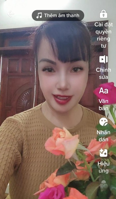 "Cô dâu 62 tuổi" Thu Sao đăng ảnh lộ dung mạo thật qua livestream - 4