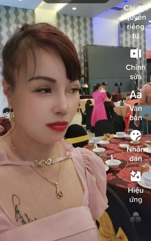 "Cô dâu 62 tuổi" Thu Sao đăng ảnh lộ dung mạo thật qua livestream - 6