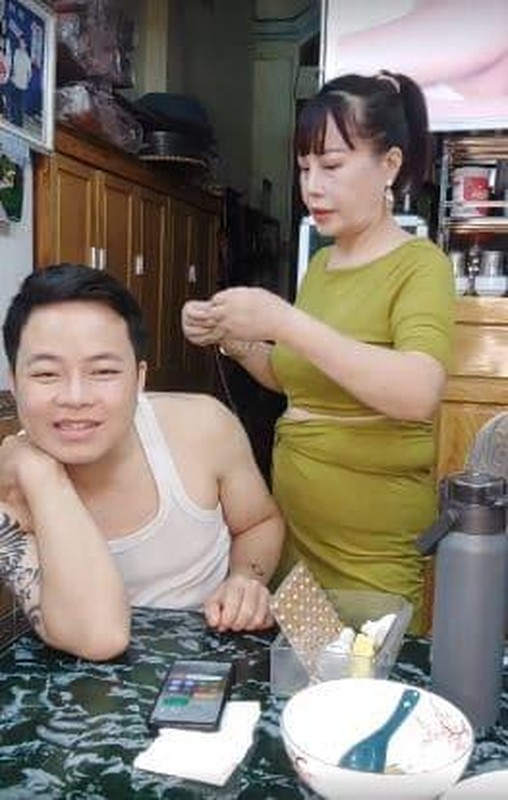 "Cô dâu 62 tuổi" Thu Sao đăng ảnh lộ dung mạo thật qua livestream - 9