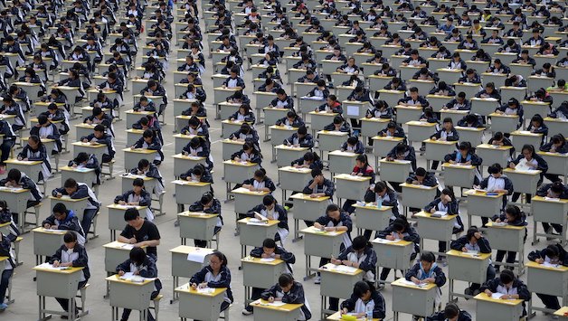 Người dân Trung Quốc xem kỳ thi Cao khảo là&nbsp;cánh cửa duy nhất mở ra tương lai cho hàng triệu người trẻ Trung Quốc. Ảnh:&nbsp;Nikkei Asian Review