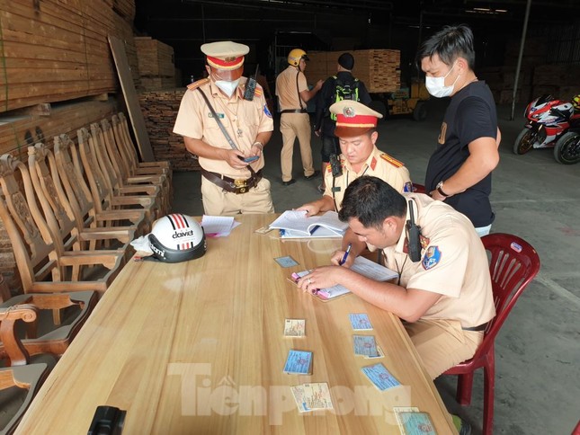 Xe đặc chủng chặn bắt đoàn mô tô phân khối lớn 'xé gió' xa lộ - 4