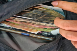 Tin tức trong ngày - Người phụ nữ nhặt được của rơi và hành động "đốn tim" nhiều người