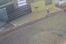 Phi thường - kỳ quặc - Video: Sàm sỡ cô gái, nam thanh niên nhận cái kết không thể đau hơn