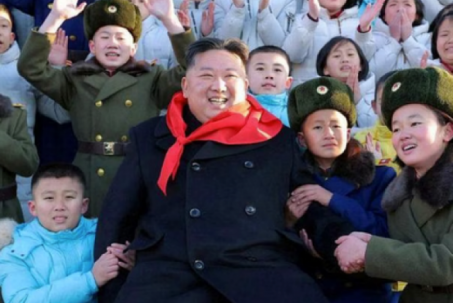 Thiếu niên Triều Tiên tặng bệ phóng tên lửa cho quân đội