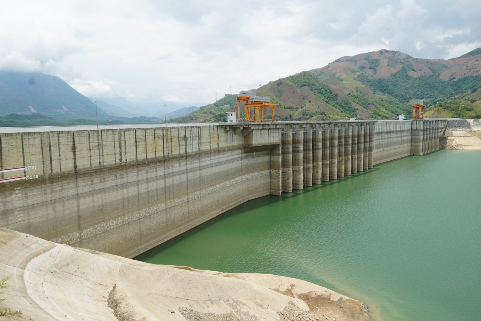 Nhà máy Thủy điện Sơn La - Thủy điện lớn nhất Đông Nam Á với tổng công suất 2.400MW đang đối mặt với tình trạng khô hạn chưa từng có. Ngày 8/6/2023, mực nước trong hồ thủy điện Sơn La ghi nhận ở mức 175,21m, trên mực nước chết 0,21m. Nguồn ảnh EVN