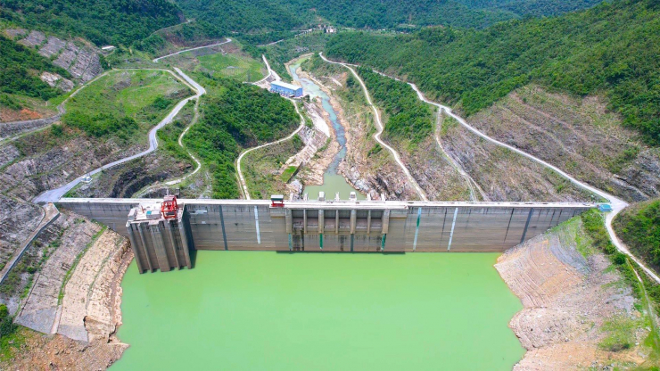 Thủy điện Bản Vẽ nằm ở xã Yên Na (huyện Tương Dương, Nghệ An) có dung tích hồ chứa nước lên đến 1,8 tỷ m3. Trong đó dung tích hữu ích từ cao trình 155m – 200m là 1,3 tỷ m3 nước. Đây là hồ thủy điện lớn nhất khu vực Bắc Trung Bộ.