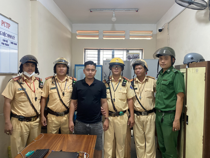 Đối tượng Nguyễn Văn Chiến bị bắt giữ. Ảnh: Đội CSGT Bình Triệu