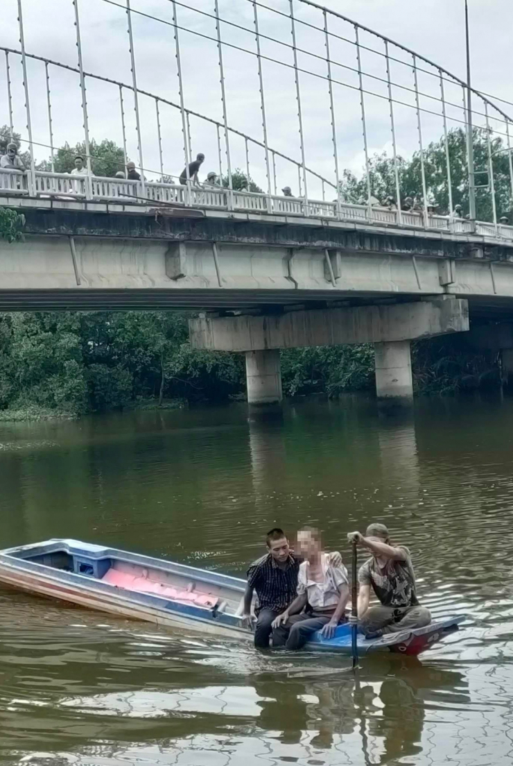 Thanh niên lao xuống sông, vừa động viên vừa bơi đưa người nhảy cầu tự tử vào bờ - 1