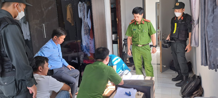 Các đối tượng lúc bị bắt - Ảnh: Hoài Xuyên