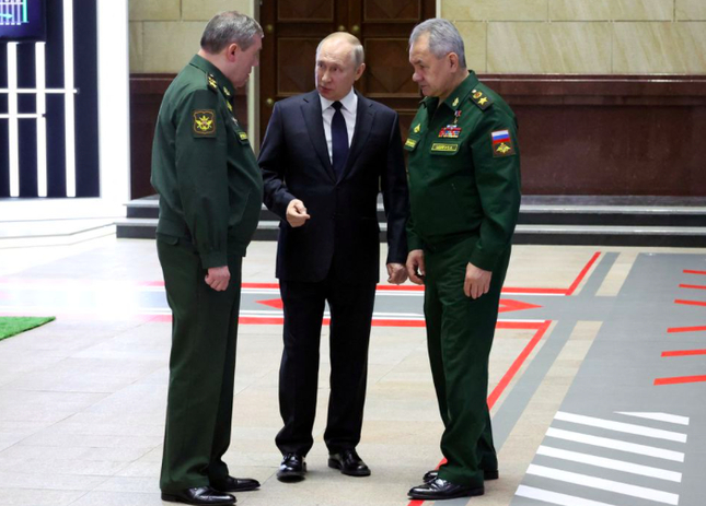 Tổng thống Nga Vladimir Putin, Bộ trưởng Quốc phòng Sergei Shoigu và Tổng tham mưu trưởng các lực lượng vũ trang Valery Gerasimov trao đổi sau cuộc họp tại Mátxcơva tháng 12/2022. (Ảnh: Sputnik)