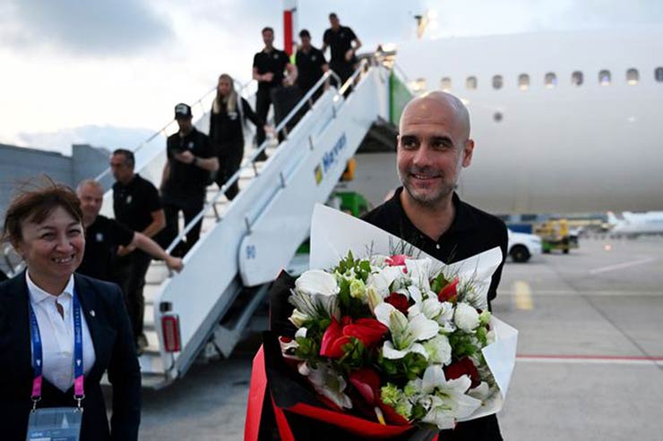 Man City đặt chân tới Istanbul trong ngày 8/6 và Pep Guardiola được trao vòng hoa sau khi xuống máy bay