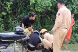 Tin tức trong ngày - CSGT Sơn La hóa “bà đỡ” giúp sản phụ sinh con ngay bên đường