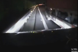 Tin tức trong ngày - Clip: Chèn đầu, ép ô tô con gặp tai họa, tài xế xe tải gây phẫn nộ