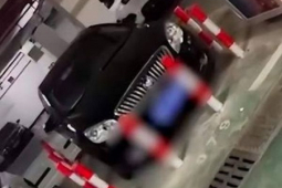 Bạn trẻ - Cuộc sống - Trung Quốc: Người đàn ông hàn 8 cọc sắt cảnh cáo vì bị cướp chỗ đỗ xe