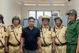 Pháp luật - CSGT TP.HCM phát hiện điều bất ngờ từ một ô tô hết hạn đăng kiểm