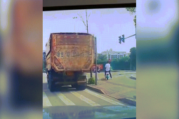 Ô tô - Clip: Ô tô nổ lốp khiến thanh niên xe máy đổ gục tại chỗ