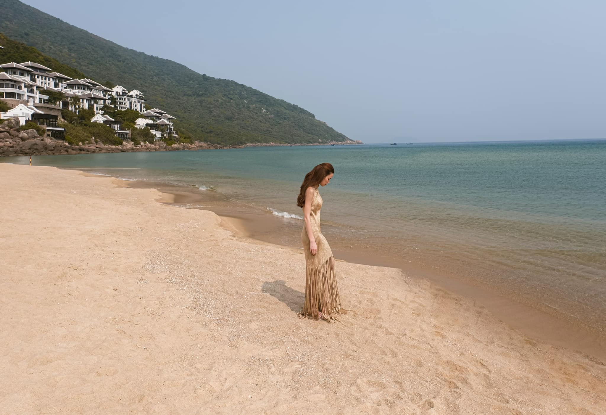 Hòa Minzy khoe vóc dáng nuột nà, da trắng mịn với áo bikini cúp ngực gợi cảm khi đi biển - 4