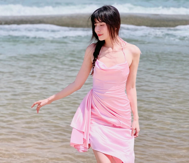 Hòa Minzy khoe vóc dáng nuột nà, da trắng mịn với áo bikini cúp ngực gợi cảm khi đi biển - 7