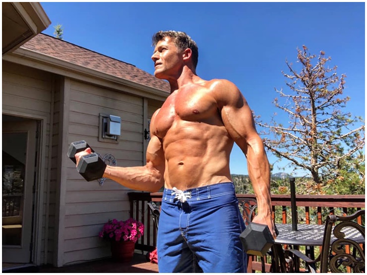 Ông luôn ý thức bảo vệ sức khỏe bản thân.