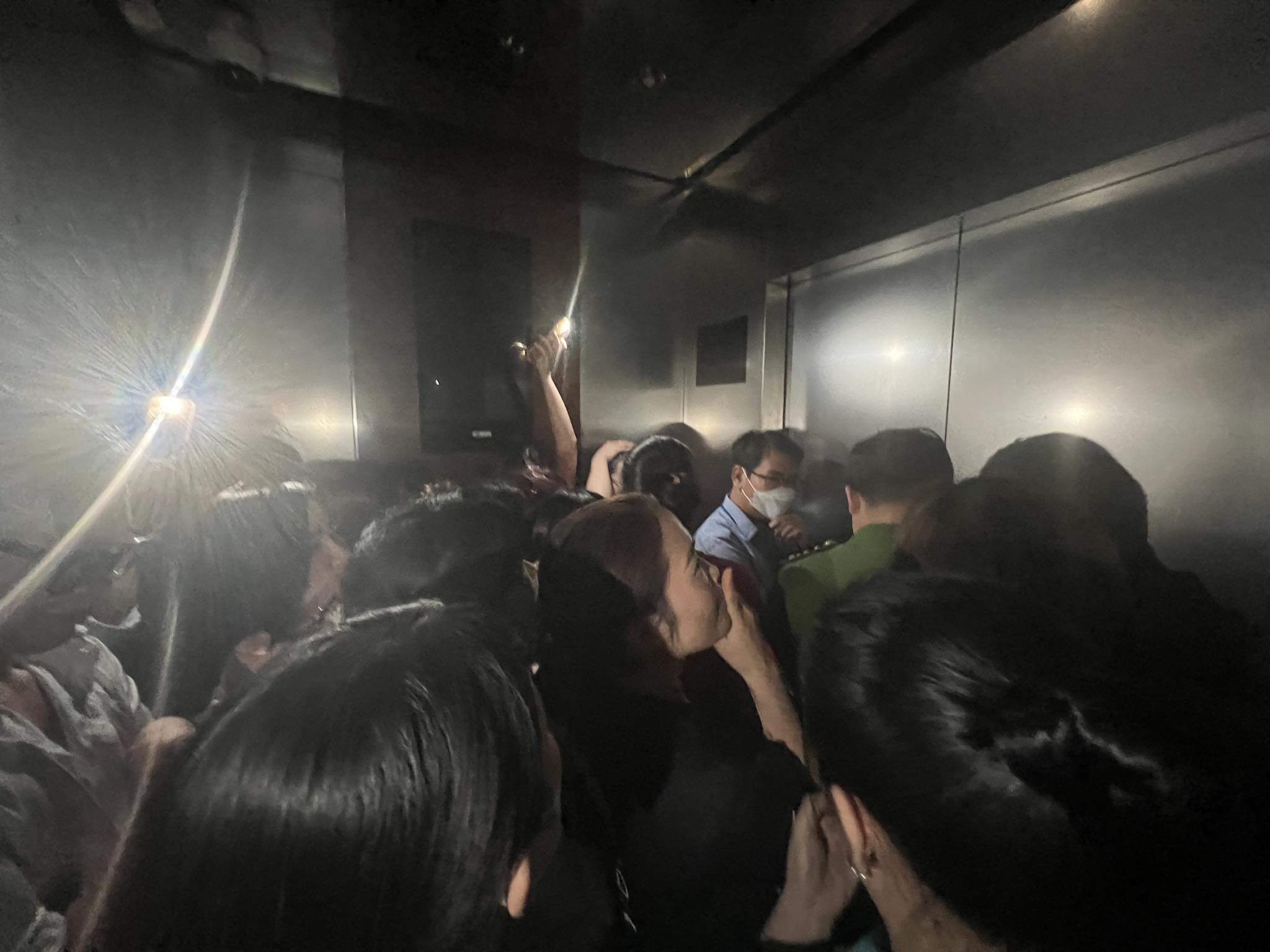 Chị Trang cùng nhiều người khác bị mắc kẹt trong thang máy vì sự cố mất điện đột ngột