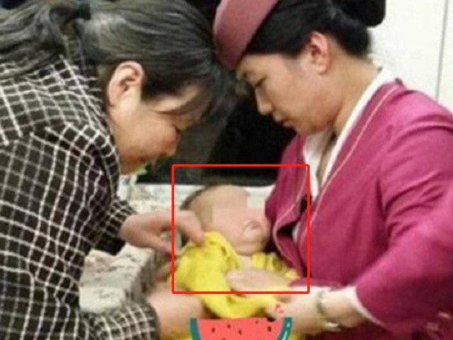 Bạn trẻ - Cuộc sống - Thấy người mẹ pha sữa bột cho con đang ngủ say trên tàu, người đàn ông lập tức báo cảnh sát