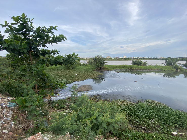 CLIP: Kinh hoàng nước thải đen ngòm đổ ra sông ở Đà Nẵng - 3