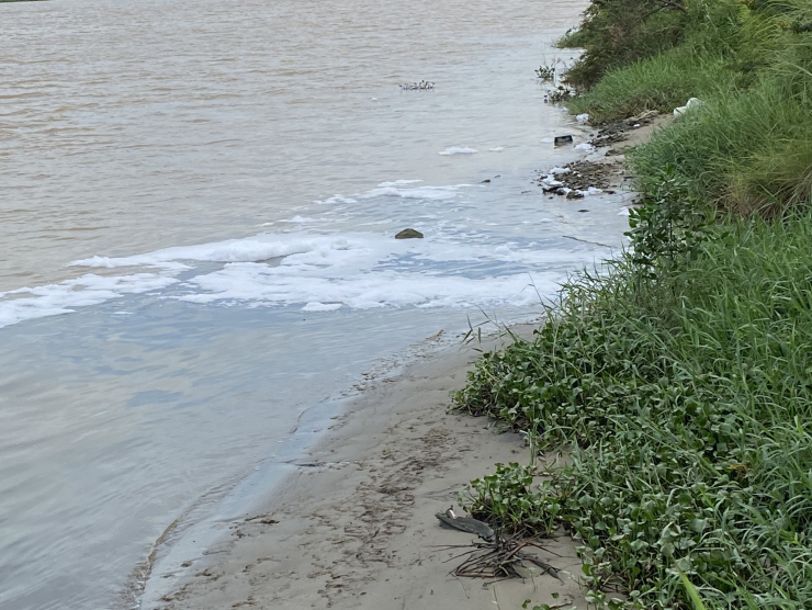 CLIP: Kinh hoàng nước thải đen ngòm đổ ra sông ở Đà Nẵng - 5