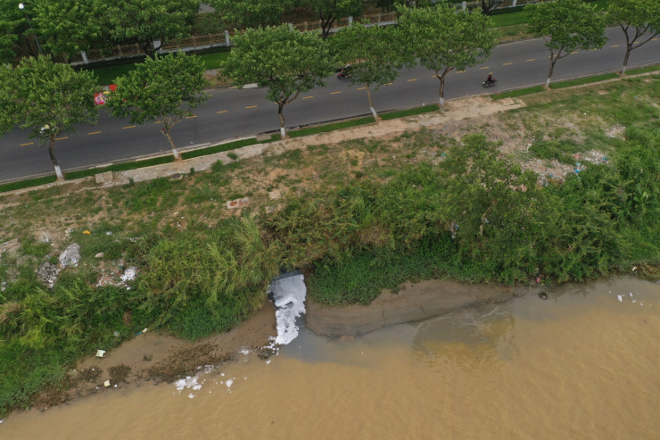 CLIP: Kinh hoàng nước thải đen ngòm đổ ra sông ở Đà Nẵng - 7
