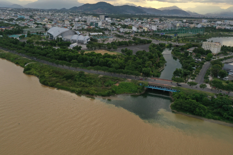 CLIP: Kinh hoàng nước thải đen ngòm đổ ra sông ở Đà Nẵng - 11
