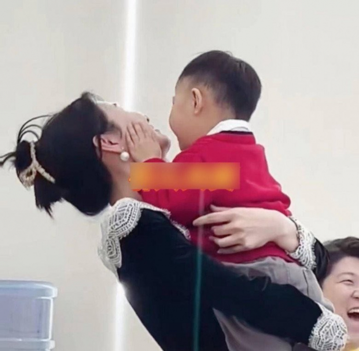 Cậu bé đòi hôn môi cô gái xinh đẹp, phản ứng của ông bố bên cạnh làm ai cũng ngượng thay - 4