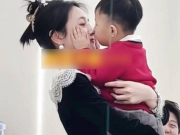 Bạn trẻ - Cuộc sống - Cậu bé đòi hôn môi cô gái xinh đẹp, phản ứng của ông bố bên cạnh làm ai cũng ngượng thay