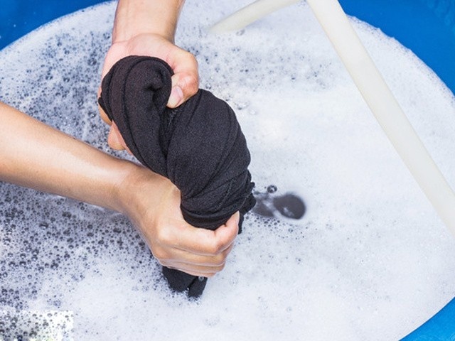 Giặt đồ lót cho chồng thấy dấu vết lạ trăng trắng, vợ phát giác bí mật động trời