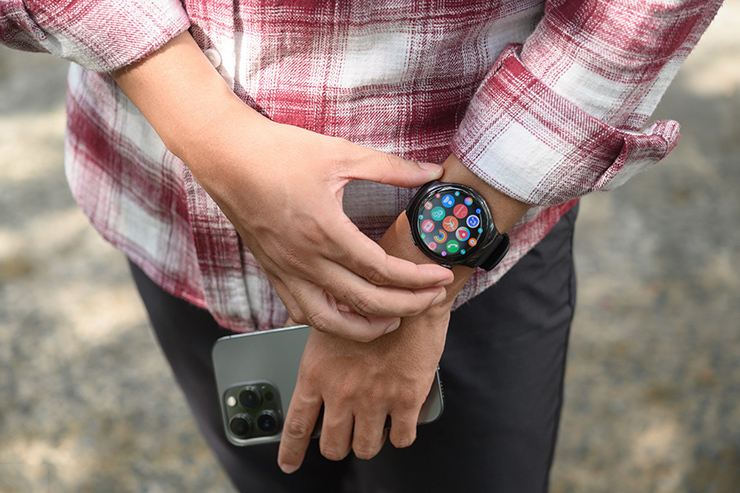 Huawei Watch 4 có thiết kế cao cấp nhưng giá bán tầm trung.