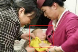 Bạn trẻ - Cuộc sống - Thấy người mẹ pha sữa bột cho con đang ngủ say trên tàu, người đàn ông lập tức báo cảnh sát