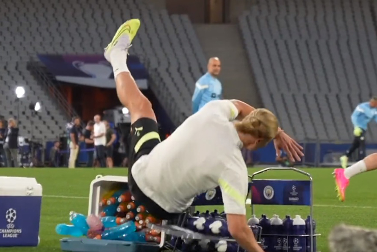 Haaland vấp ngã khiến khán giả bật
cười