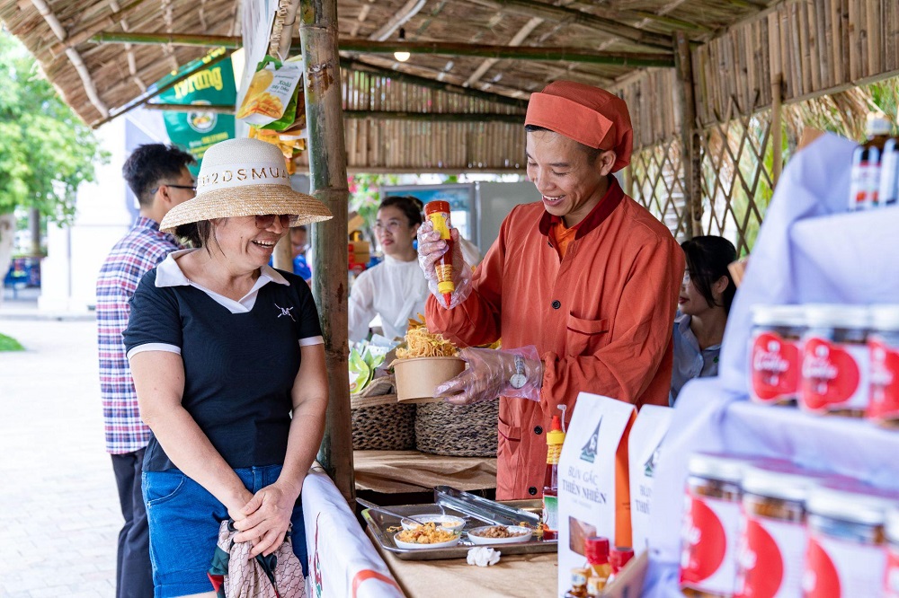 Các gian hàng sản vật bản địa trong không gian xanh mát