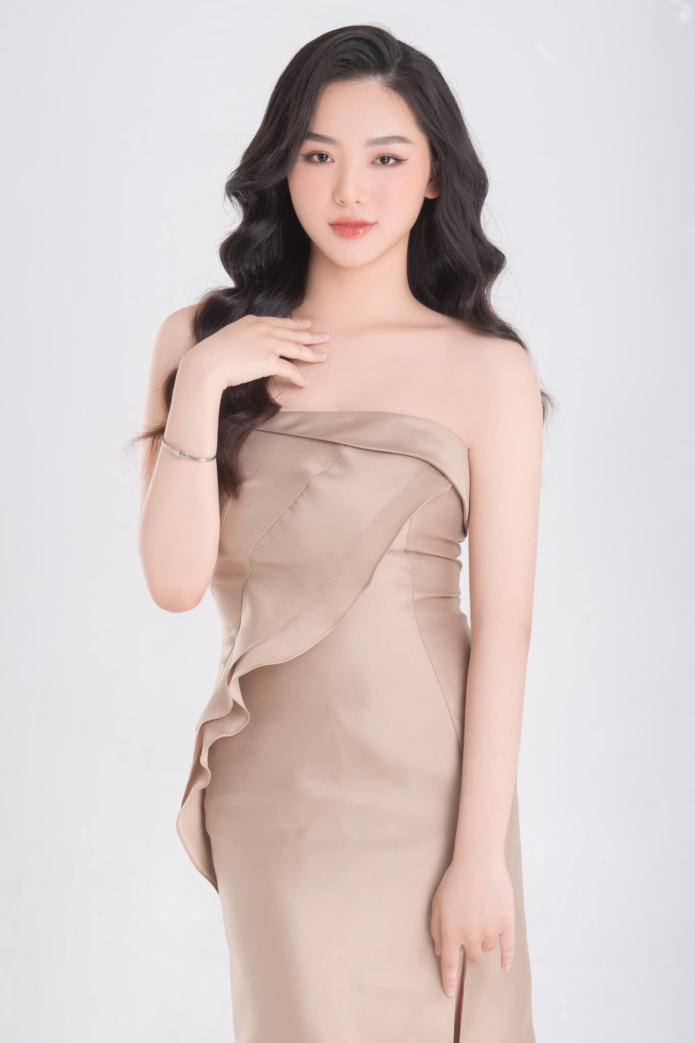 Đinh Khánh Hoà là một trong những nhan sắc nổi bật trong cuộc thi Hoa hậu Việt Nam 2022.