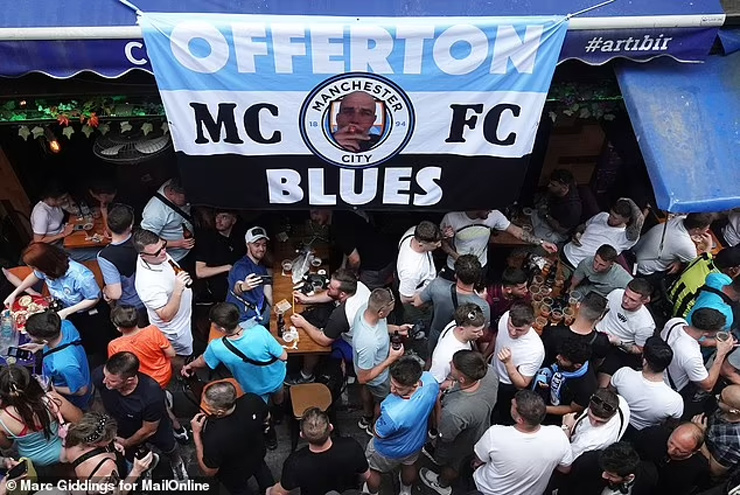 CĐV Man City sớm mở hội trên đường
phố Istanbul