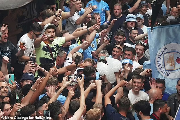Bên lề chung kết Cúp C1: Fan Man City ăn mừng cuồng nhiệt, nỗi buồn Interista - 9