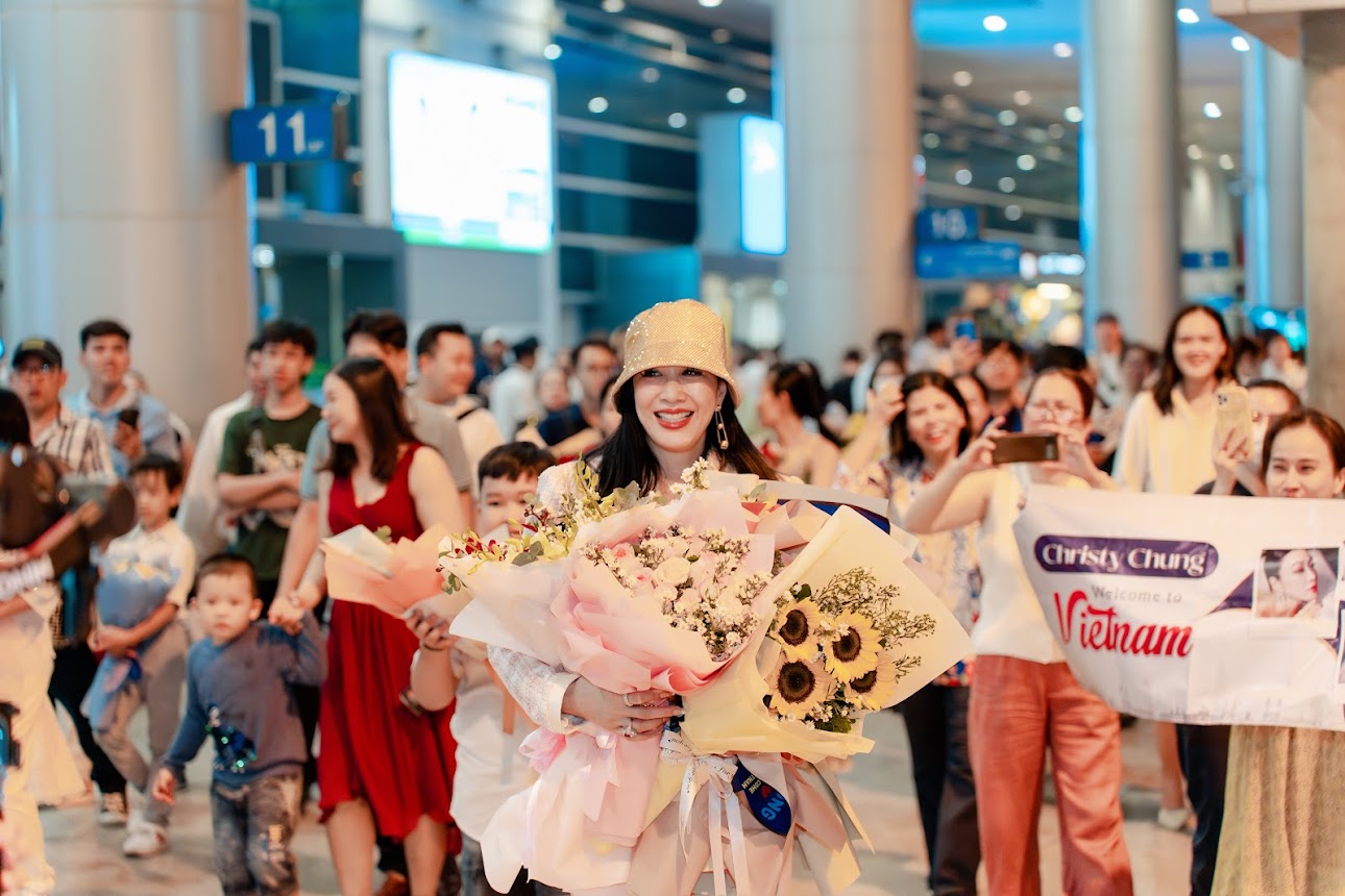 Nữ diễn viên ''Mẹ kế'' diện suit cá tính&nbsp; hạnh phúc trong vòng tay người hâm mộ