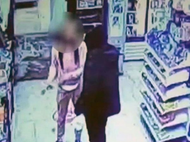 Thế giới - Lỡ va phải người lạ khi đi mua sắm, cô gái bị theo về tận nhà để trả thù