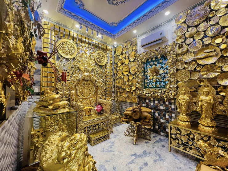  Nhiều du khách bày tỏ sự bất ngờ trước sự xa hoa, lộng lẫy của căn nhà dát vàng. Ảnh: Facebook   