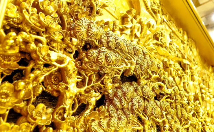 Các tác phẩm có nhiều chi tiết nhỏ nhưng vẫn được dát vàng kỳ công. Ảnh: Dân trí