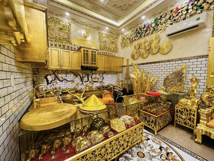 Mỗi món đồ được dát bằng lá vàng, tuỳ theo sản phẩm mà lá vàng được dát ở độ tuổi khác nhau. Ảnh: Facebook