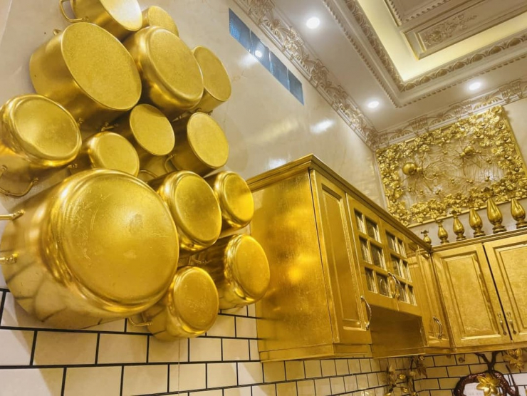 Riêng các sản phẩm quà lưu niệm được dát bằng loại lá vàng không cao cấp. Ảnh: Facebook