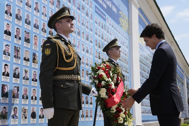 Thủ tướng Canada đặt vòng hoa tưởng niệm những người đã ngã xuống trong cuộc xung đột Nga - Ukraine. Ảnh: The Canadian Press