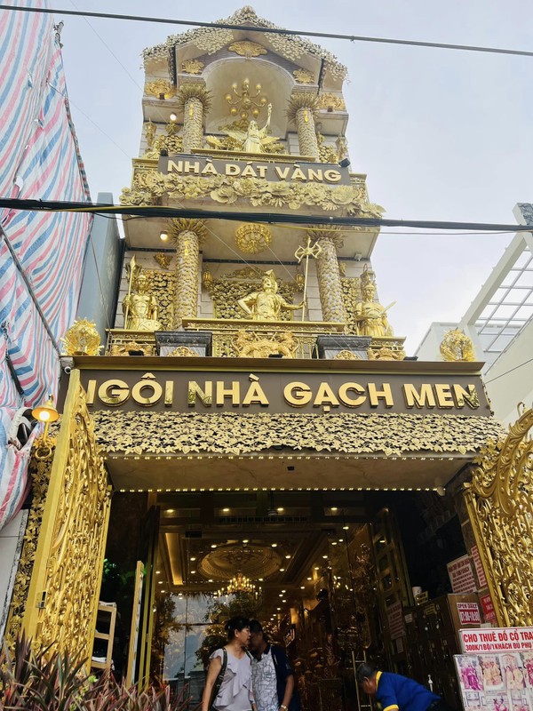 Tọa lạc tại phường An Khánh, quận Ninh Kiều, TP.Cần Thơ, ngôi nhà dát vàng của anh Nguyễn Văn Trung ( một đại gia có tiếng trong lĩnh vực bất động sản ở Cần Thơ) đã làm mưa làm gió từ những ngày đầu xuất hiện. Ảnh: Facebook