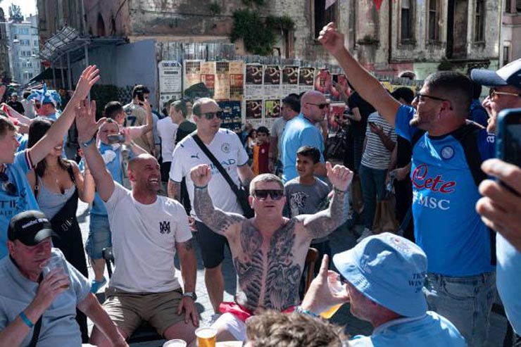 Bên lề chung kết Cúp C1: Fan Man City ăn mừng cuồng nhiệt, nỗi buồn Interista - 3